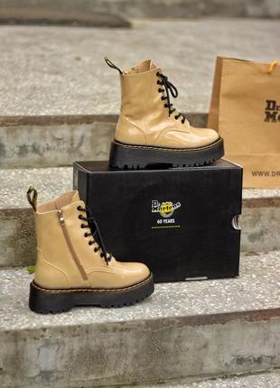 Жіночі черевики dr.martens beige patent