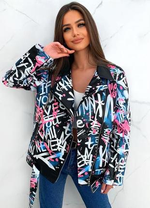 Женская черная курточка с рисунком.