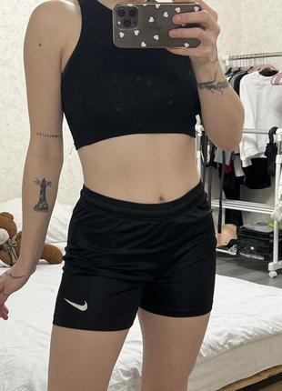 Короткие женские спортивные шорты nike
