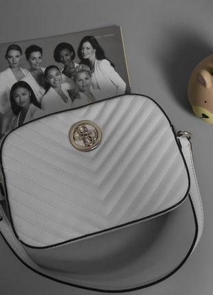 Сумка guess белого цвета