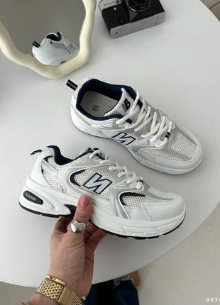 Стильні білі кросівки в стилі відомого бренду.код 9974