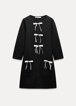 Короткое трикотажное платье с бантами