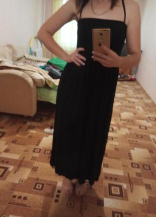 Черное трикотажное длинное платье.2 фото