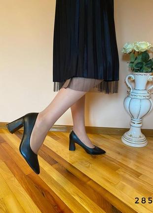 Туфлі на широкому каблуку