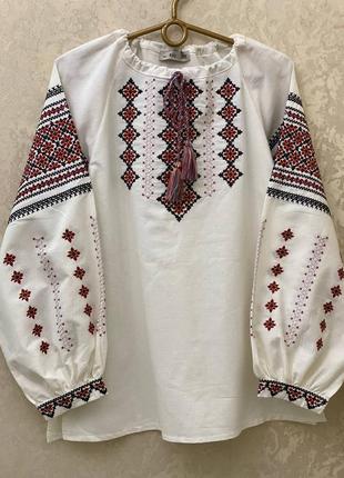Вышиванка с красной вышивкой