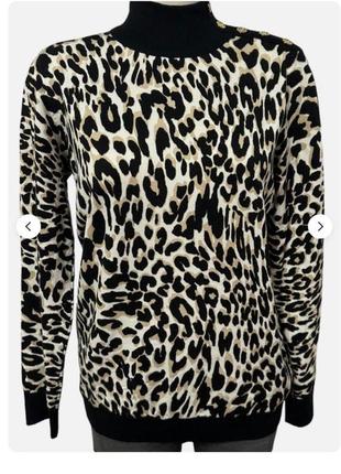 Свитер с леопардовым принтом и акцентными пуговицами от calvin klein.