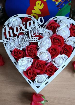 Подарунковий бокс серце з принтом «love is...» з трояндами для дівчини ar170