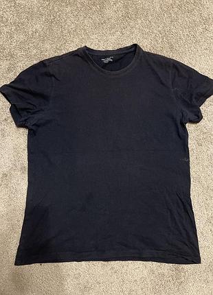 Чорна базова футболка