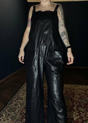 Комбінезон zara, чорний шкірзам, розмір l, оверсайз