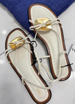 Стильные босоножки zara