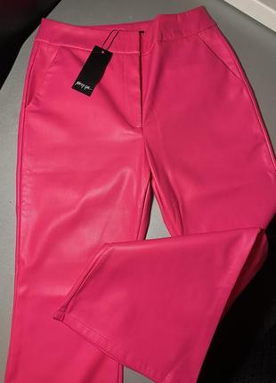 Яскраво-рожеві брюки з екошкіри відомого бренду nasty gal, розмір м(10)