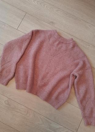 Тепленький светрик в н іжному кольорі .