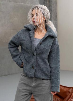 Короткая весенняя осенняя куртка из меха тедди на пуговицах