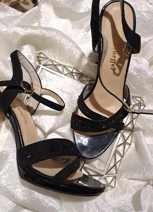 Босоножки праздничные