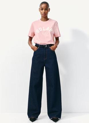 Розовая футболка розового цвета с надписью hm h&m