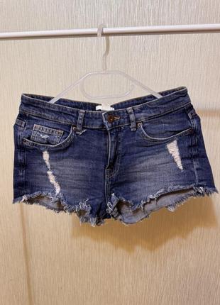 Короткие джинсовые шорты с дырками h&m