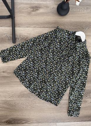 Жіноча сорочка квітковий принт в квіточку з довгим рукавом комір жабо волани чорна