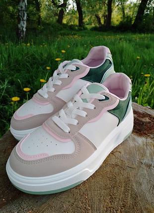 Кросівки жіночі бежеві