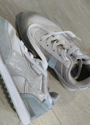 Фирменные кроссовки