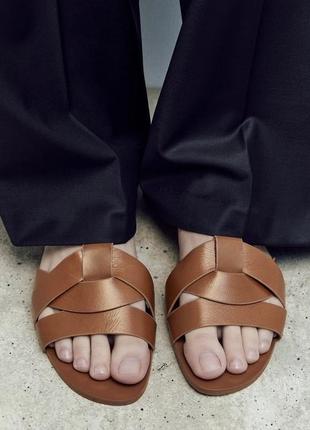 Кожаные сандалии на невысокой подошве со скрещенными ремешками