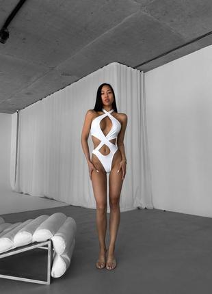 Привлекательный слитный купальник белый трендовый слитный купальник