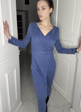 Елегантна синя сукня із поясом, подовжена із мікровельвету