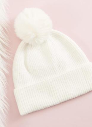 Стильная шапка с помпоном от sinsay