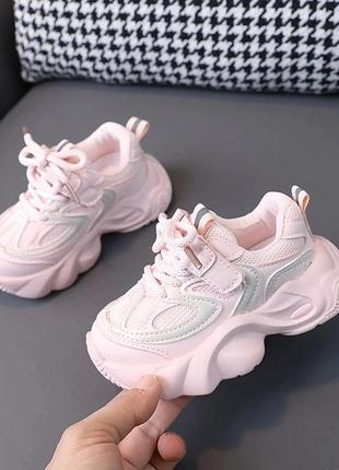 Дитячі кросівки на дівчинку