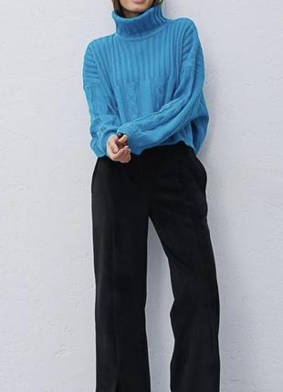 Укороченный вязаный свитер бирюзовый с косичками