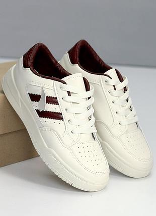 Стильные кожаные кроссовки