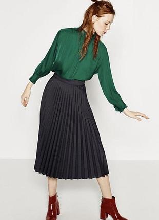 Темно-зеленая блестящая юбка плиссированная