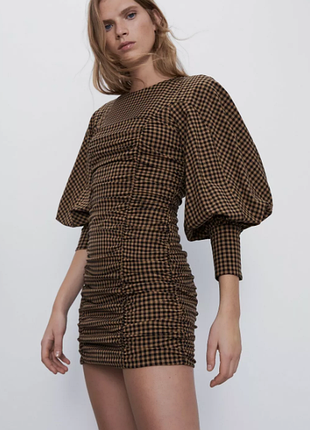Мини-платье zara с драпировкой xs черный/песно-желтый в клетку с длинным рукавом-пуфом