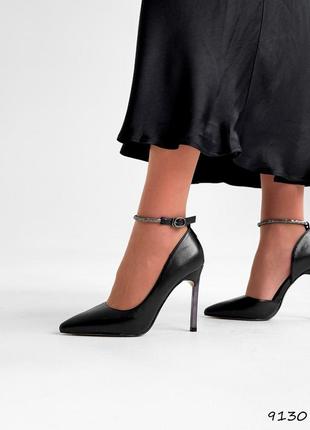 Розпродаж чорні неймовірні туфлі з гострим носом на підборах 40р.