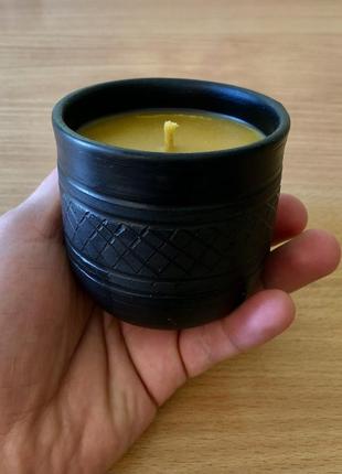 Ароматичні свічки з натурального воску у керамічній посудині