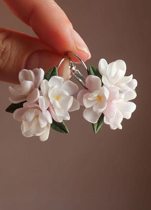 Білі сережки бузок ручної роботи з холодної порцеляни