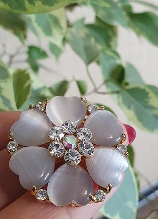 Красивая винтажная золотистая брошь с перламутром и камнями swarovski