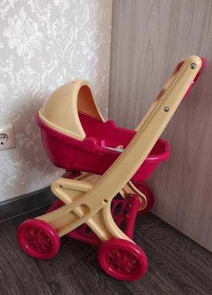Дитяча коляска з лялькою