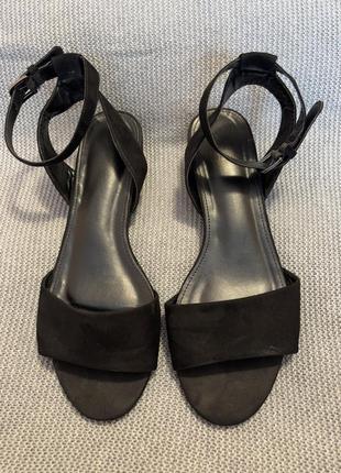 Женские босоножки