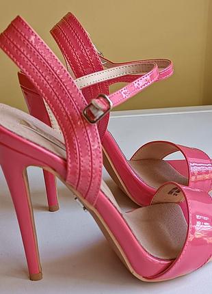 Босоножки на высоком каблуке коралловые