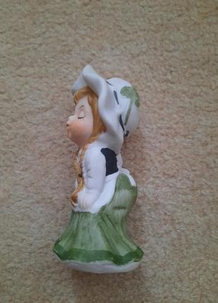 Статуэтка девочка 2