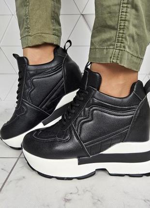 Сникерсы, кроссовки.