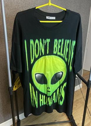 Модна футболка оверсайз з яскравим принтом