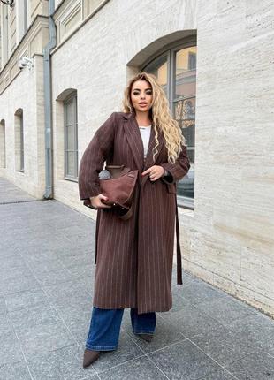 Трендовое утепленное пальто с поясом в полоску свободного кроя