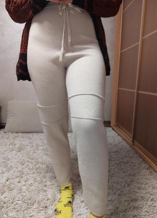 Теплые бежевые штаны