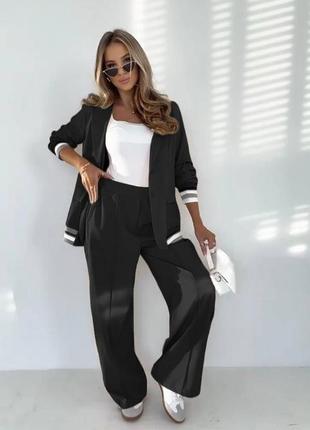 Жіночий брючний костюм