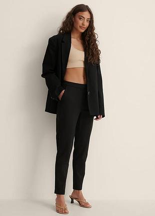 Зауженные брюки от na-kd