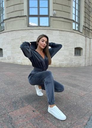 Велюровый спортивный костюм