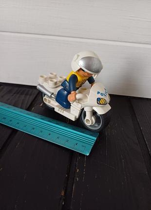 Фигурка полицейского на мотоцикле от набора lego duplo: полицейский мотоцикл (5679)