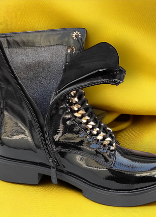 Модні черевики демі чорні лакові на підборах для дівчинки