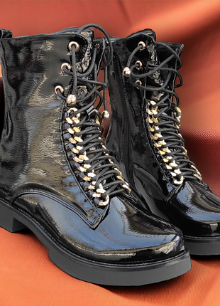 Модні черевики демі чорні лакові на підборах для дівчинки